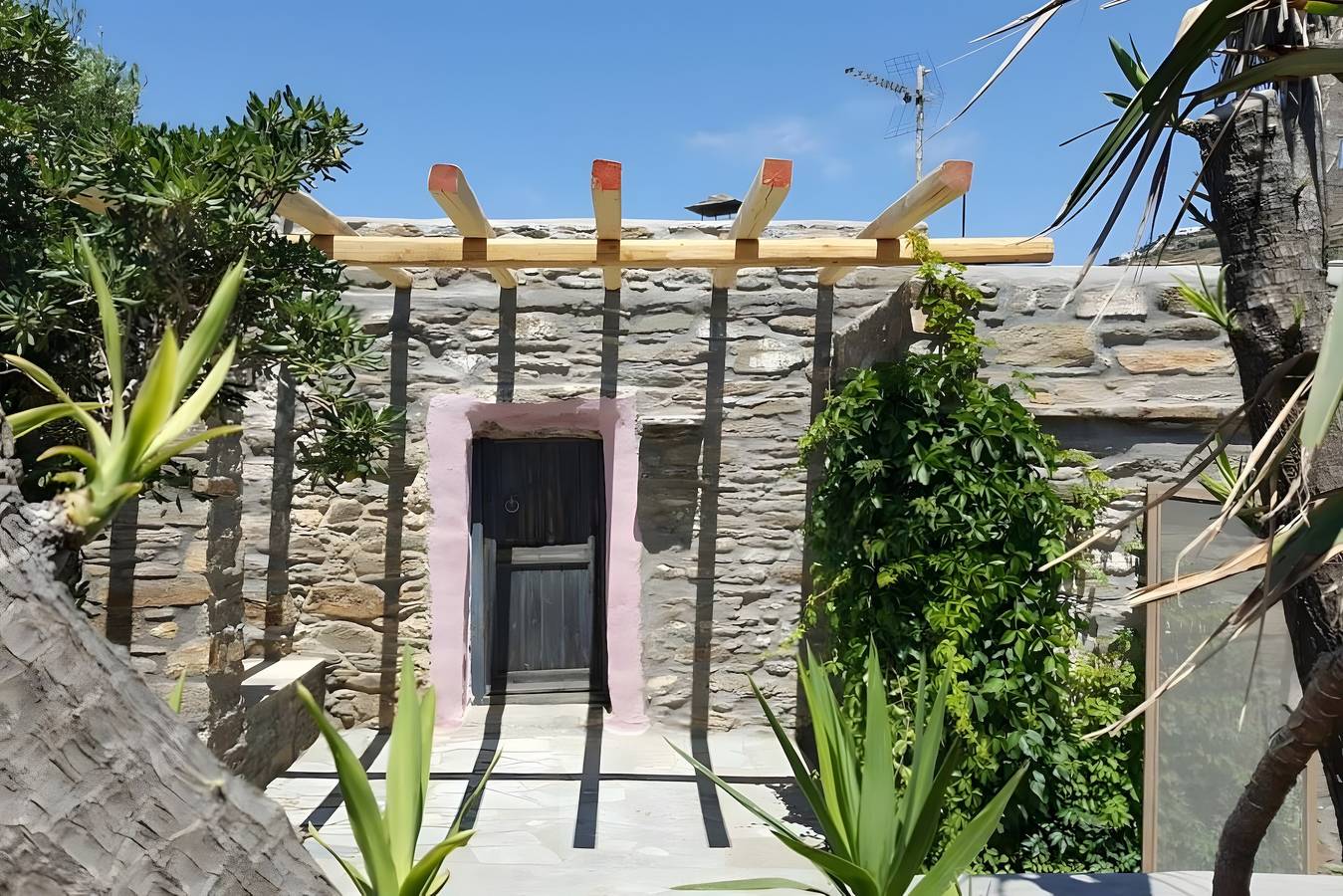 Casa de férias 'Stone House By Anemos' com terraço privado e jardim privado in Ormos Agiou Ioannou, Tinos