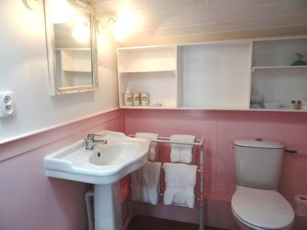 Double Room with Private External Bathroom in Cuxac-Cabardès, Région de Carcassonne