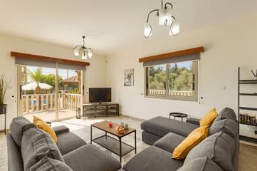Villa for 8 People in Peyia, South Cyprus, Photo 4