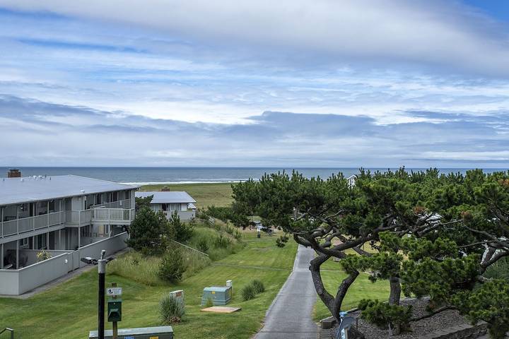 Vacation rental for 7 people, with hot tub and pool as well as balcony in Gearhart