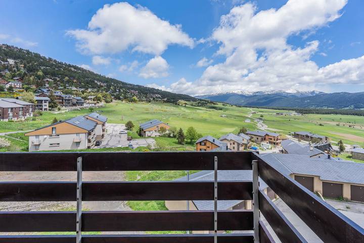 Apartamento entero, Apartamento "L'Élan" – Conforte moderno a 1 km de las pistas, balcón y vistas a la montaña in Les Angles, Parque Natural Regional de los Pirineos Catalanes