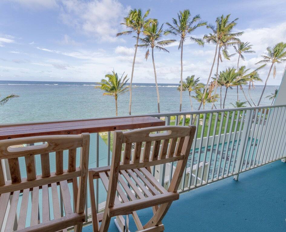 Ganze Wohnung, Condo am Strand bei Pat's in Punaluu. Neue Renovierung! Atemberaubende Aussicht auf das Meer! in Punaluu, Oahu