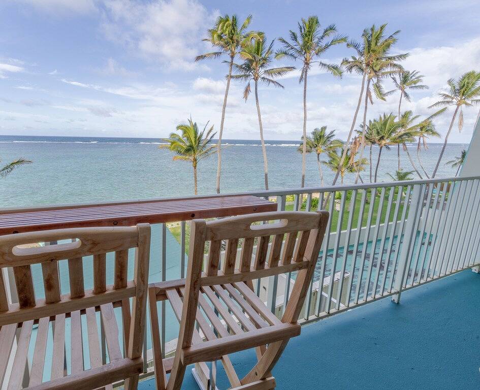 Ganze Wohnung, Condo am Strand bei Pat's in Punaluu. Neue Renovierung! Atemberaubende Aussicht auf das Meer! in Punaluu, North Shore (oahu)