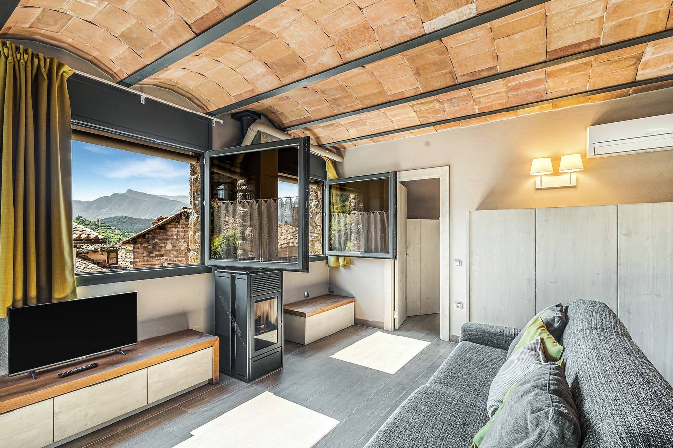 Appartamento intero, Appartamento 'Moixeró' con vista sulle montagne, Wi-Fi e aria condizionata in Bagà, Pirenei catalani