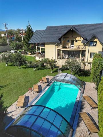 Gîte pour 10 personnes, avec jardin ainsi que jacuzzi et piscine à Brașov