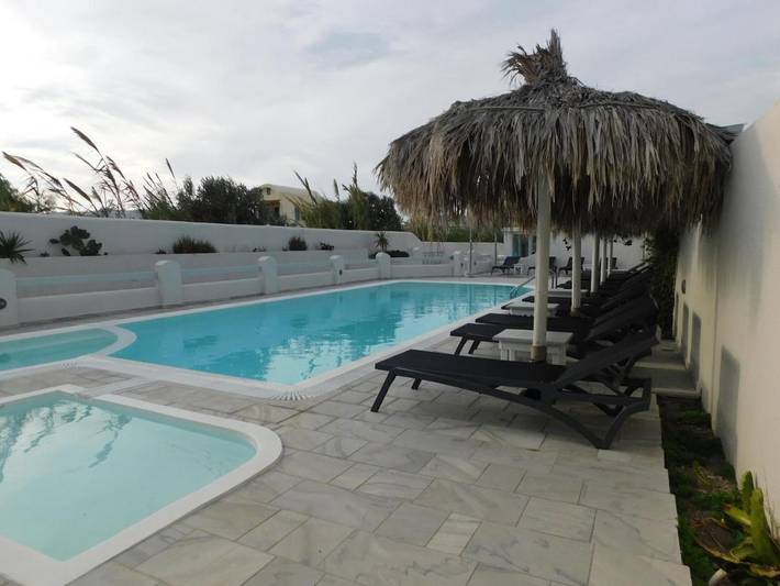 Chambre d’hôte pour 2 personnes, avec piscine et vue ainsi que terrasse et jardin à Perissa - 4