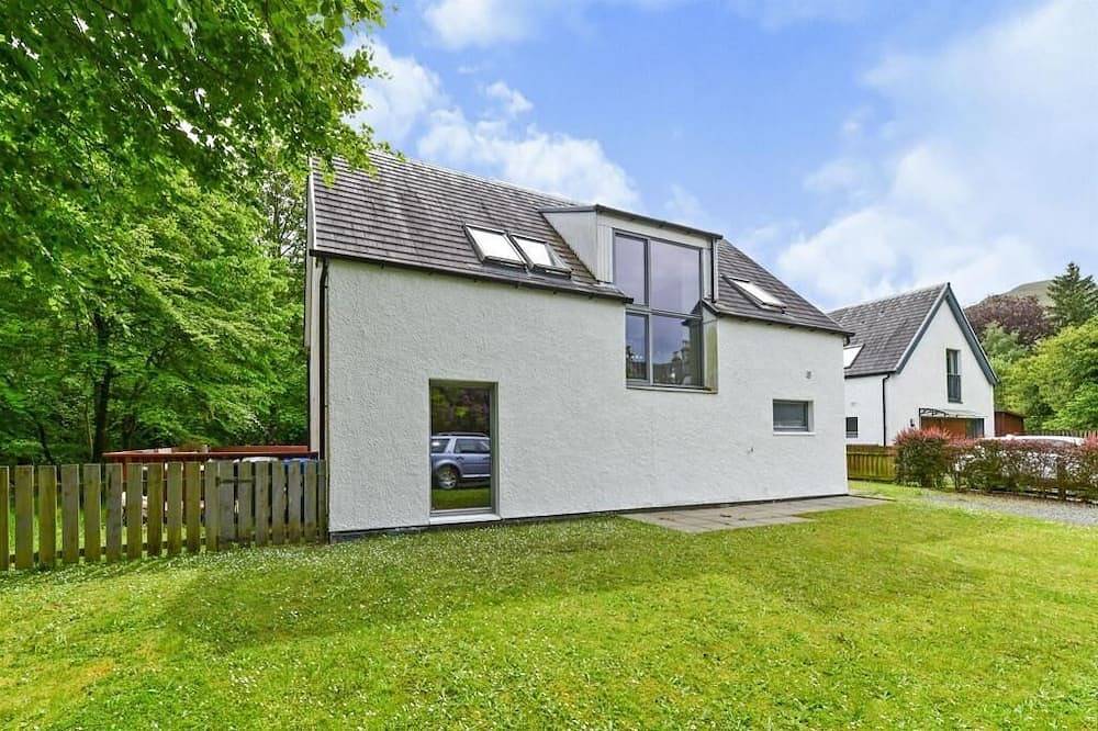 Cheerful Stays: 4 Bedroom Cottage in Arrochar in Loch Lomond, Argyll & Bute