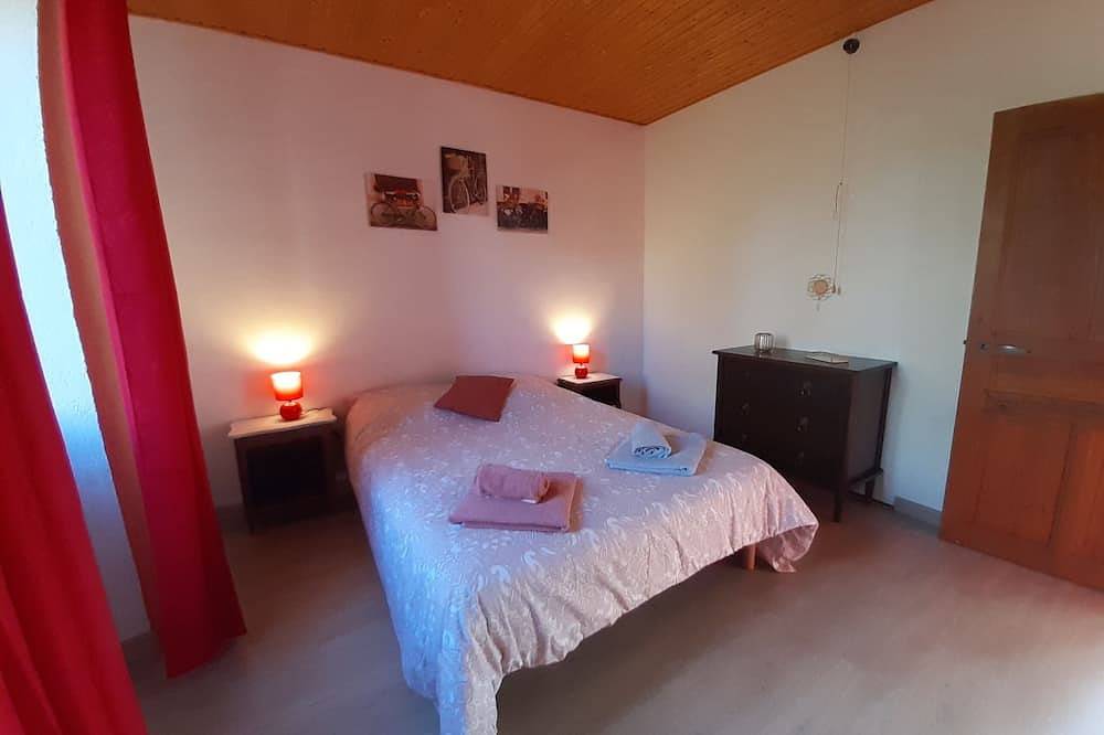 An eco-renovated house full of charm, a garden and a magnificent view. in Varen, Macizo Central