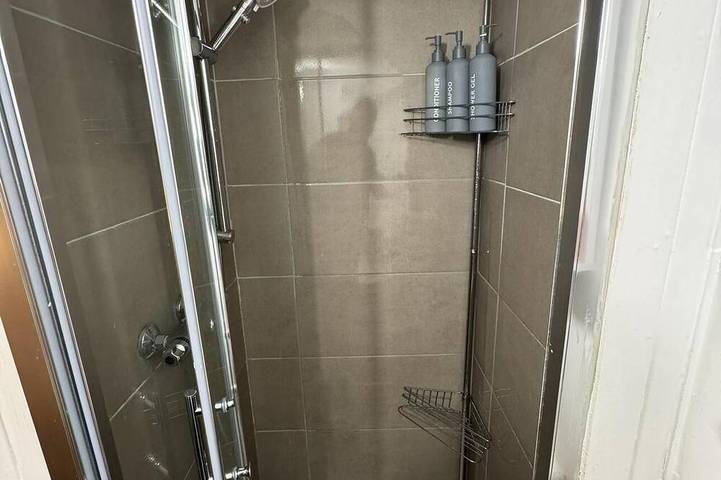 Duplex apartment 3 Minute drive to Luton Airport in Luton, Chiltern Hills