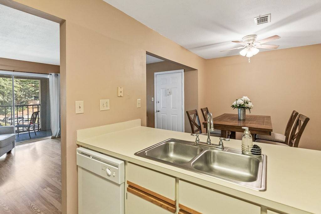 Ganze Wohnung, 601 N Gay Street - Spacious Apartment & Patio in Auburn (AL), Alabama