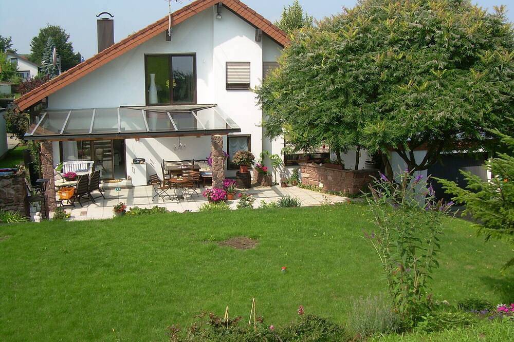 Ganze Wohnung, Helle, gemütliche Ferienwohnung im Grünen,\n5 km von Bretten entfernt. in Bretten, Kraichgau