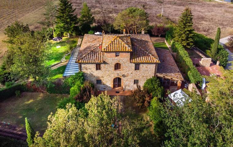 Bed and breakfast for 4 people, with children pool and hot tub as well as garden in Tuscany