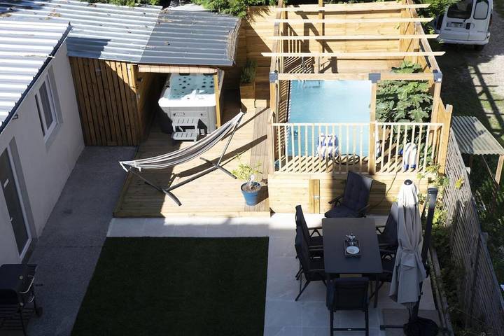 Location de vacances pour 2 personnes, avec jacuzzi et sauna ainsi que terrasse et piscine à Caudebec-lès-Elbeuf