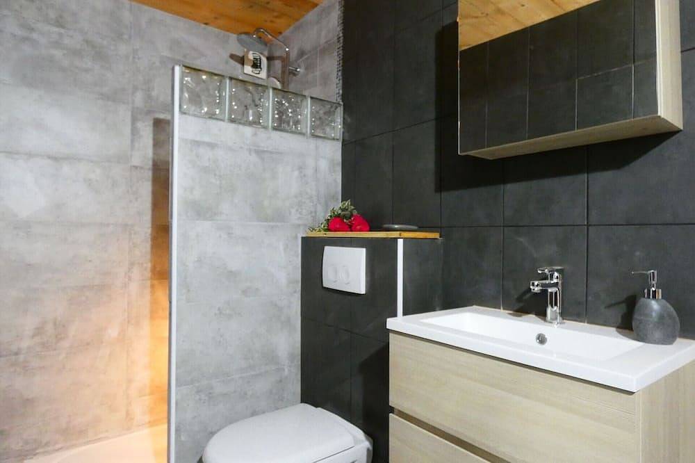 Apartamento entero, Quiet gite private jacuzzi wifi terrace near Lake Annecy pets welcome in Thônes, Región de Annecy