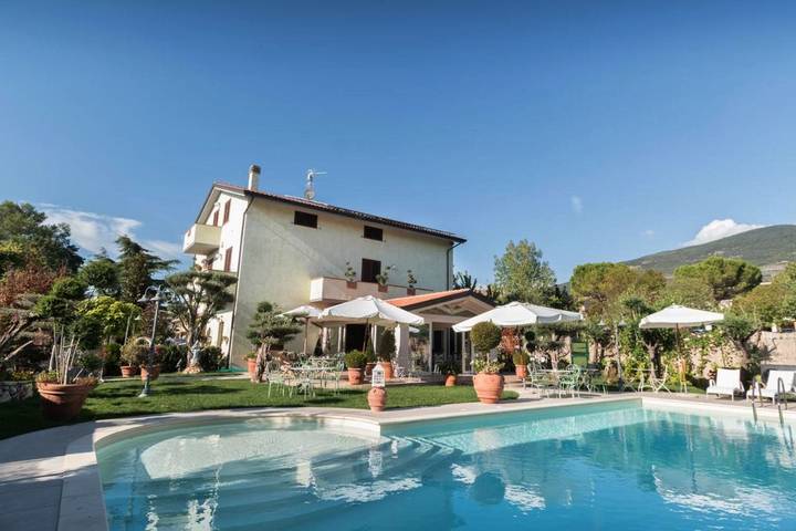 Agriturismo per 2 persone, con Idromassaggio e Terrazza nonché Giardino e Piscina ad Assisi