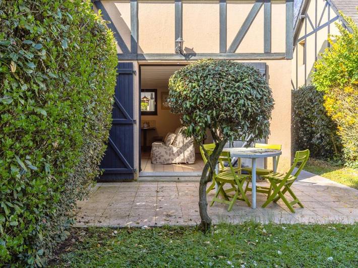 Gîte pour 6 personnes, avec piscine et terrasse dans Golf Public De Cabourg