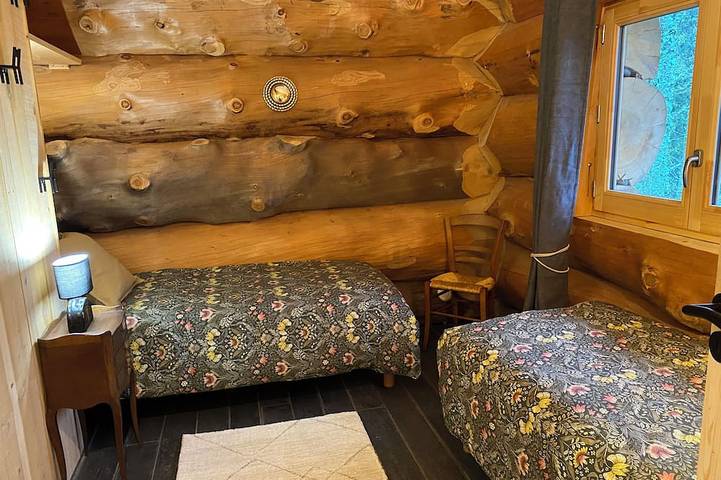 Univers du bois: Forest chalet with all comforts 2 km from town by footpath in Le Chambon-sur-Lignon, Mézenc