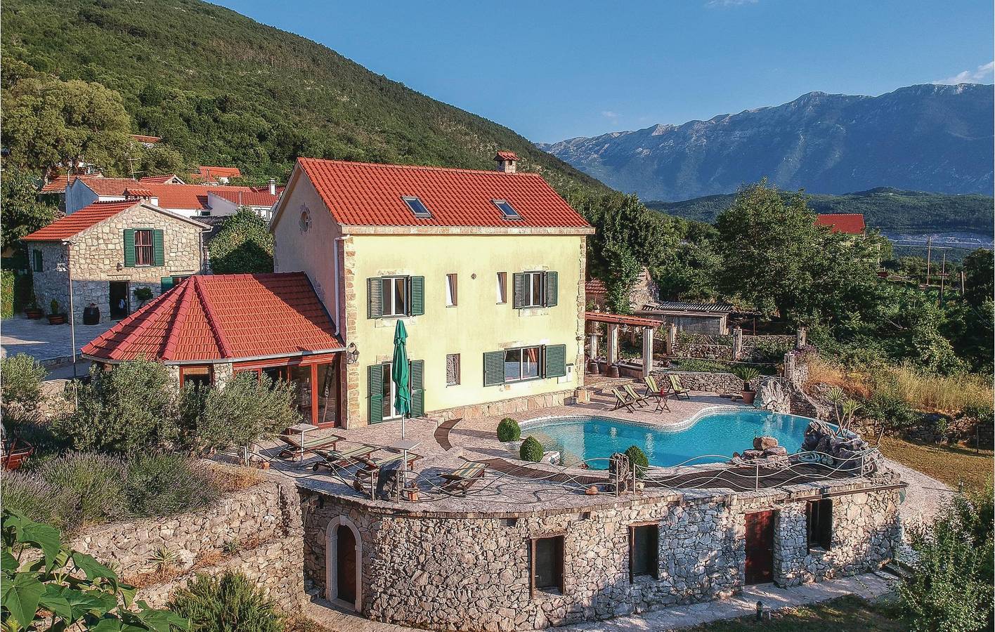Charmante 33 m² große Wohnung mit Pool, Terrasse, WLAN und Parkplatz in Makarska Riviera