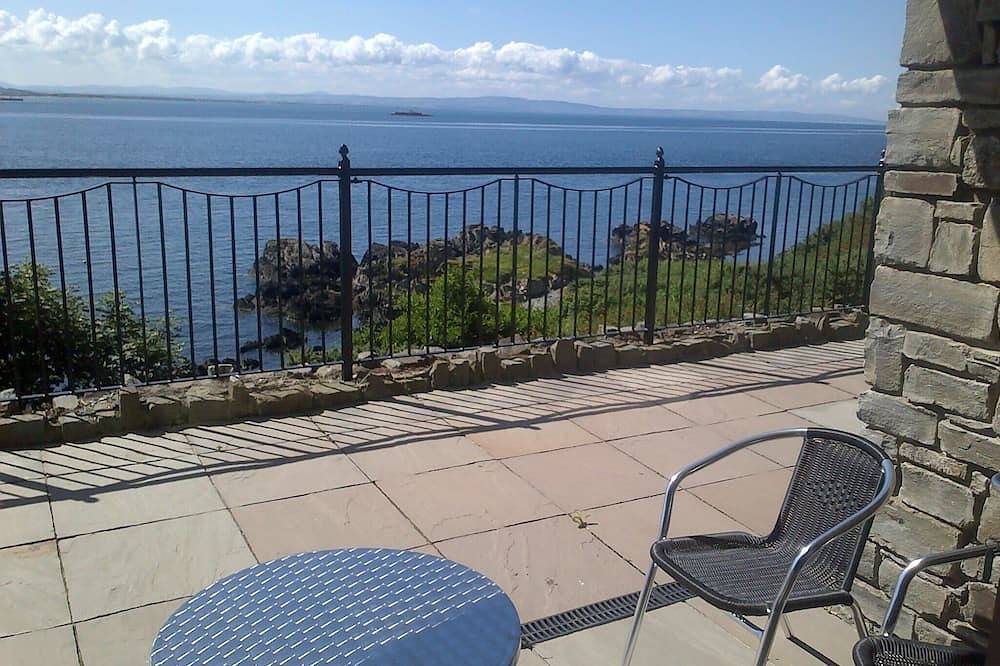 Entire apartment, The Fort:Panoramic Views  Lough Foyle  Private Gated Terrace/Wifi/Netflix/Baby in Inishowen, County Donegal