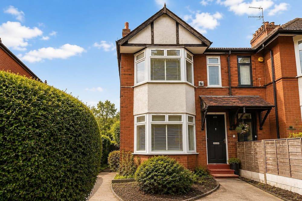 Spacious 4-Bedroom Home | Perfect for Business & Leisure Stays in Stockport, Greater Manchester