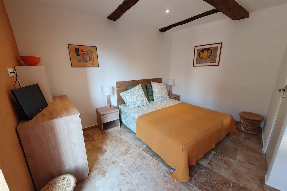 Entire apartment, La Terrasse 2-person studio in a quiet, cool location in Aiguines, Verdon Regional Natural Park
