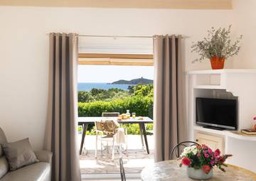 Cottage pour 4 personnes, avec piscine et terrasse ainsi que jacuzzi et jardin dans Pinarellu