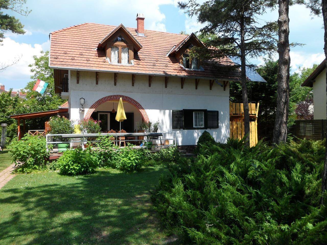Ganze Ferienwohnung, Appartement B in Strandnähe mit Terrasse und Grill in Balatonföldvar, Plattensee Südufer