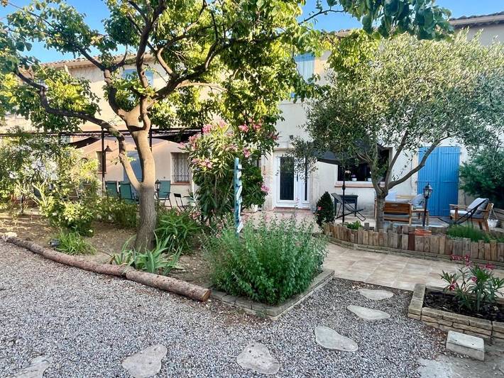 Chambre d’hôte pour 2 personnes, avec jardin ainsi que piscine et vue, adapté aux familles