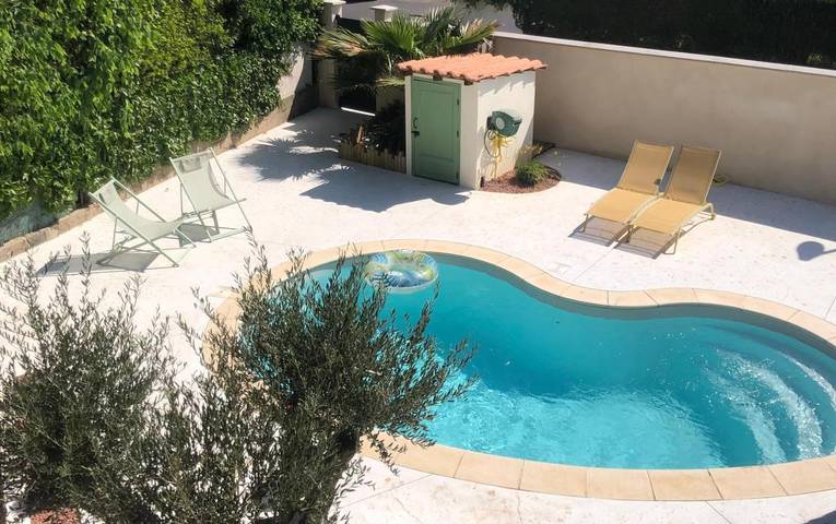 Gîte pour 6 personnes, avec jardin et piscine, adapté aux familles à Cers