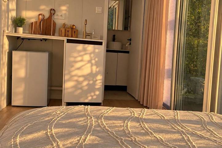 Studio romantique, jacuzzi et terrasse sur l’eau in Velles, Châteauroux und Umgebung