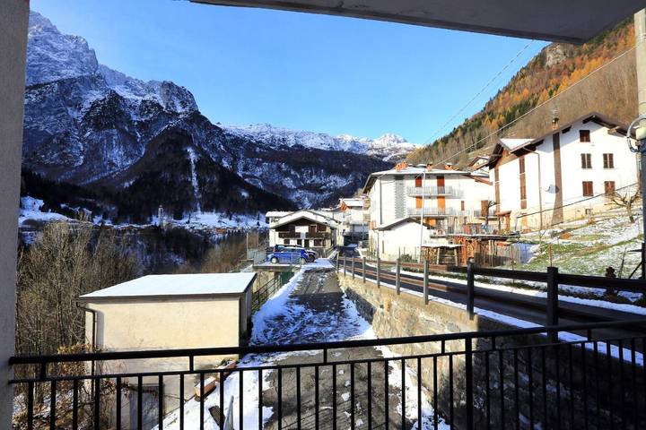 Gîte pour 7 personnes, avec Balcon et Terrasse ainsi que Jardin et Vue à Colere - 4