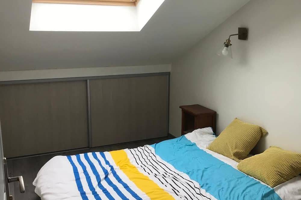 Appartement entier, Appartement avec terrasse en étage proche centre ville in Aubenas, Ardèche