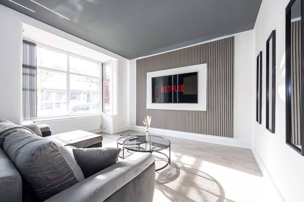 Sleek Retreat:Modern Home-Games Room&Cinema&nbsp;Lounge in Bolton, Greater Manchester