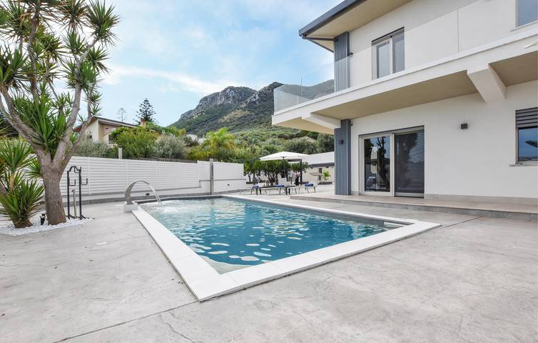 Sant'Onofrio Apartment with Pool and Terrace, 900m to City Center in Trabia, Palermo Province