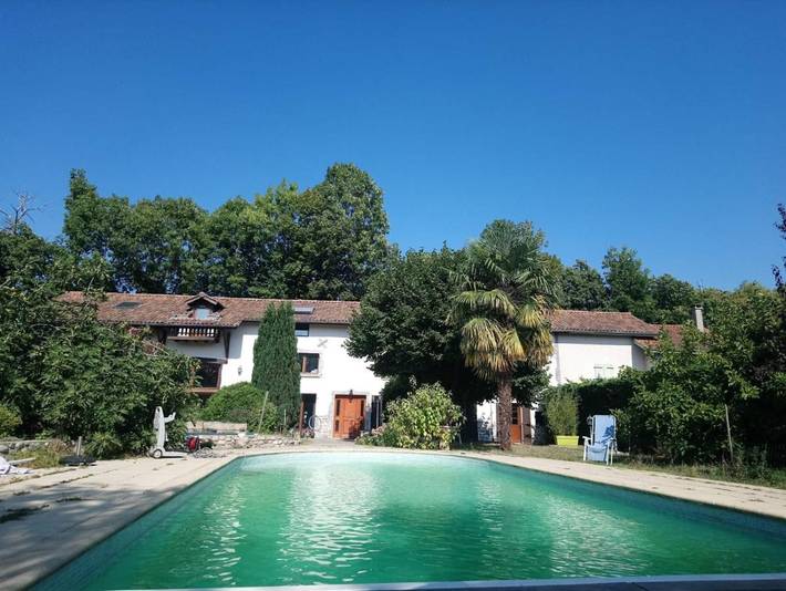 Location de vacances pour 2 personnes, avec piscine et terrasse ainsi que vue et jardin dans Charnècles