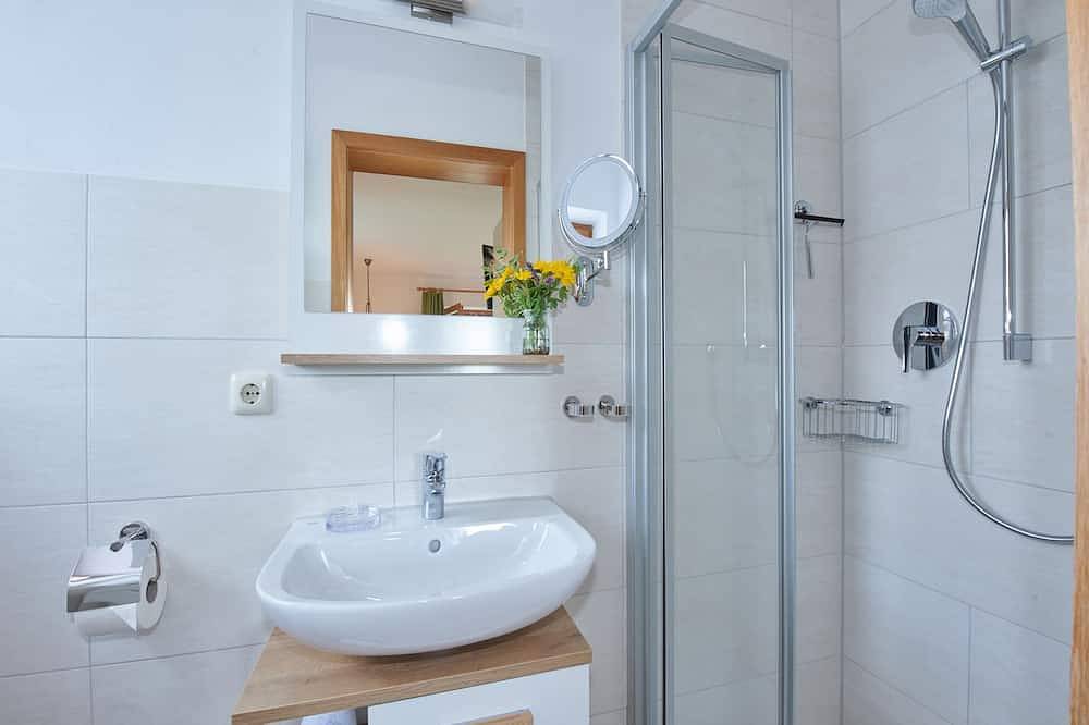 Ganze Wohnung, Appartement Nussbaum, 32 qm, 1. Obergschoss, kombinierter Wohn-Schlafraum in Höslwang, Chiemsee