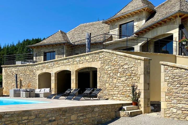 Location de vacances pour 8 personnes, avec piscine ainsi que jardin et jacuzzi à Saint-Côme-d'Olt - 2