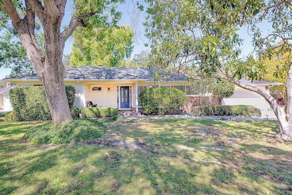 Updated & Sunny Sonoma 1950s Ranch Near Santa Rosa & Wineries in Santa Rosa, California North Coast