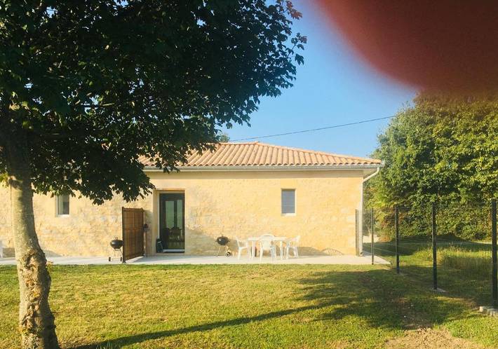 Location de vacances pour 5 personnes, avec jardin ainsi que vue et terrasse à Saint-Martin-Lacaussade