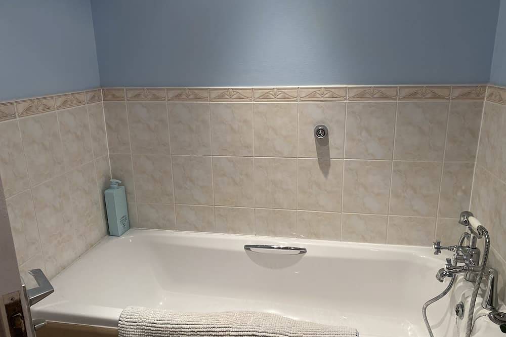 Entire apartment, Beautiful central studio flat in town with sea views & parking. Pet friendly. in Bognor Regis, West Sussex