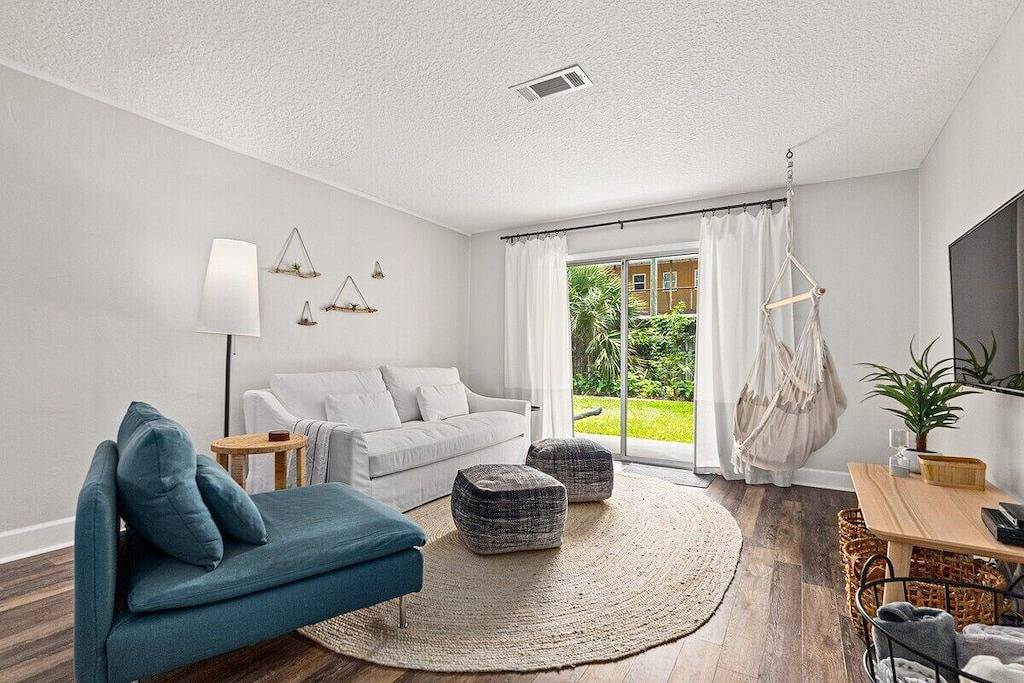 Ganze Wohnung, Island Suite Nr. 1 - zu Fuß / mit dem Fahrrad in die Innenstadt, zum Strand, zum Amphitheater und mehr! in Anastasia, St. Augustine