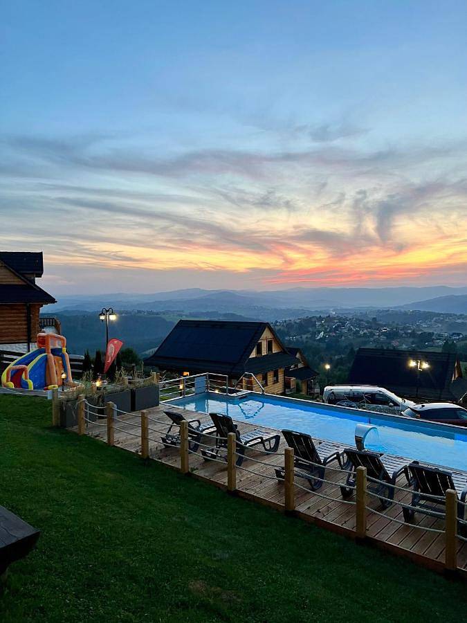 Domek letniskowy dla 14 osób, z Jacuzzi i Taras oraz Ogród i Basen w Beskidy