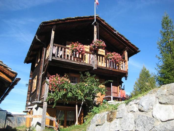 Ferienhaus für 4 Personen, mit Balkon und Terrasse sowie Garten und Ausblick in St. Niklaus