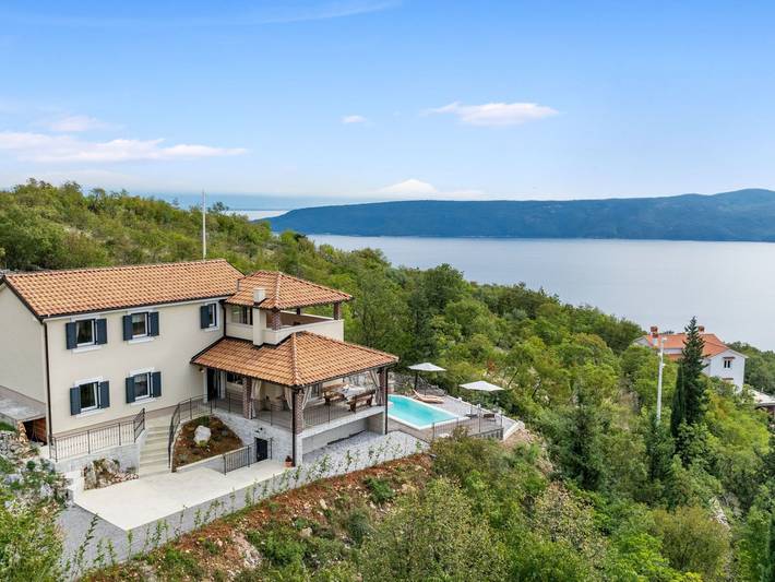 Ferienhaus für 8 Personen, mit Balkon und Pool