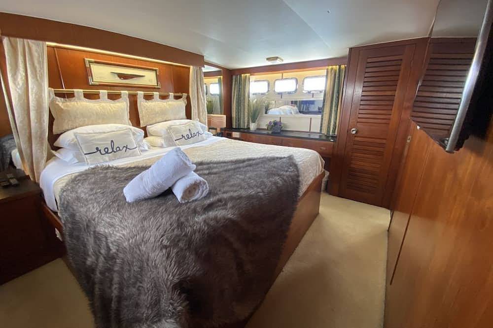 Classic Yacht Nadine with Hot Tub, Poole Harbour Bay in Poole, Poole Harbour