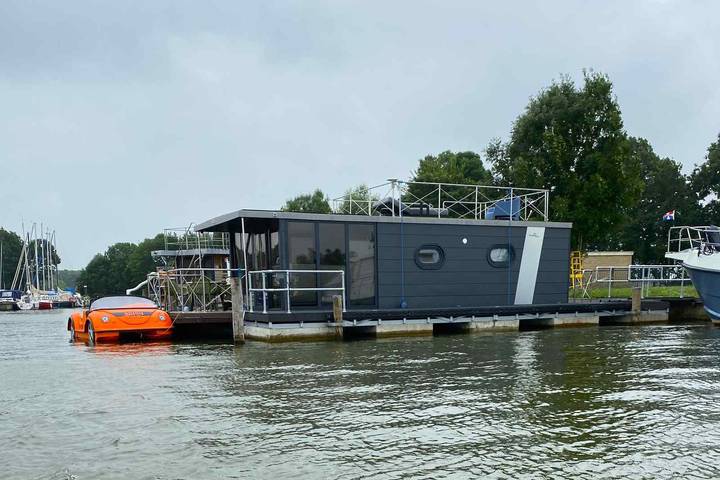 Boot voor 4 personen, met Balkon en Terras in Friesland