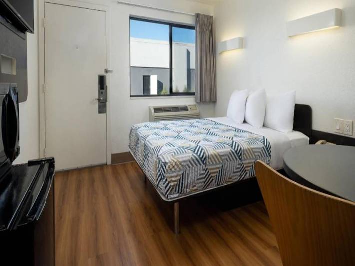 Apartamento entero, 1 cama matrimonial | Ducha/microondas adaptado para personas con discapacidad in Goleta, Condado de Santa Bárbara