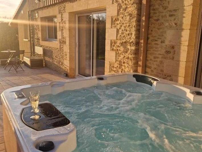 Location de vacances pour 4 personnes, avec Jacuzzi ainsi que Terrasse et Jardin à Journiac
