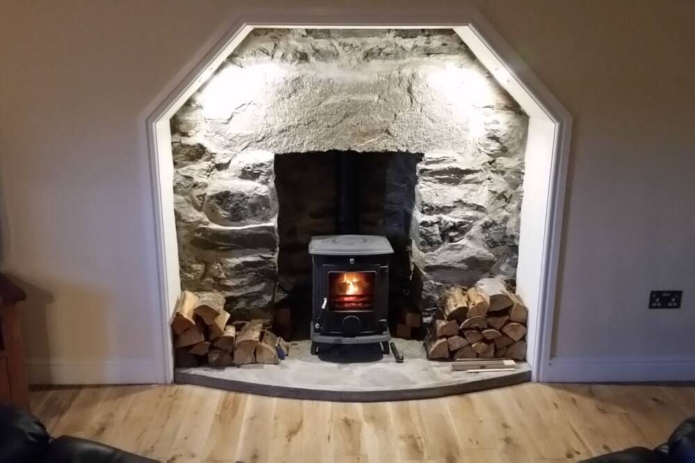 Beach side cottage steeped in family history, pet friendly, sleeps 4. in North Uist, Outer Hebrides