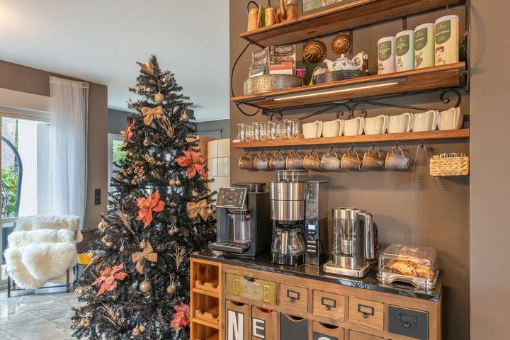 Ganze Lakeside Retreat Villa + Annex für 14 – Festlicher Waldurlaub, Kamin & 20 Min. zum Ber in Pätz, Bestensee